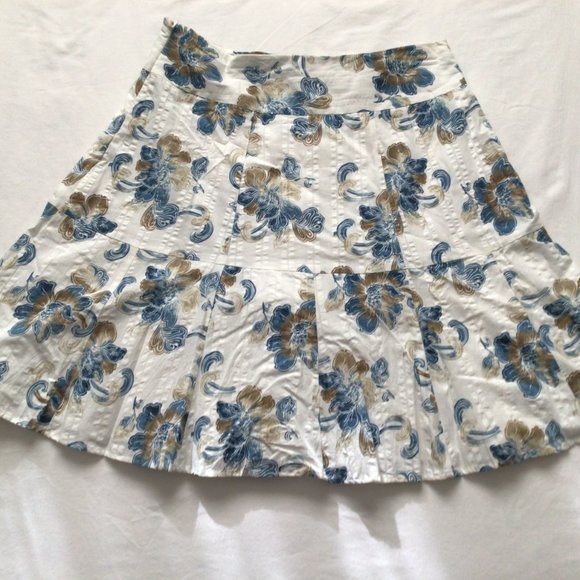 axcess A Liz Claiborne Company - White cotton skirt with blue & tan flowers - Picture 3 of 6